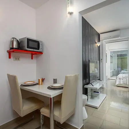 In Pore Near Rock بوريتش