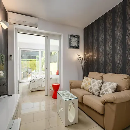 Lejlighed In Pore Near Rock