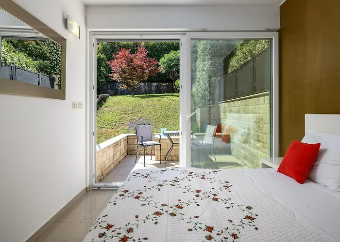 In Pore Near Rock * Porec