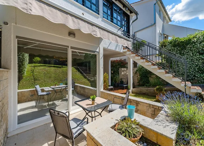 In Pore Near Rock Apartman Porec